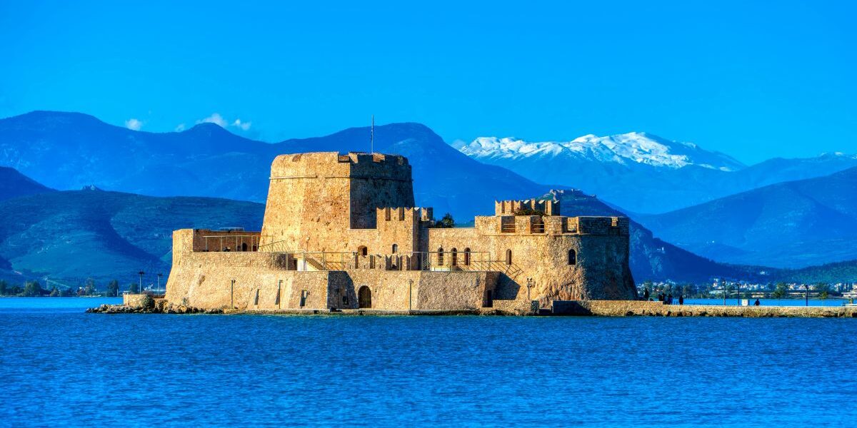 Όμορφη ημερήσια θέα του κάστρου Μπούρτζι στο Ναύπλιο, Ελλάδα, με βουνά και θάλασσα