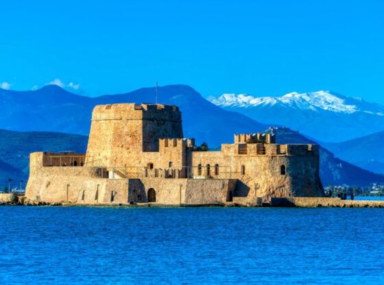 Όμορφη ημερήσια θέα του κάστρου Μπούρτζι στο Ναύπλιο, Ελλάδα, με βουνά και θάλασσα