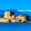 Όμορφη ημερήσια θέα του κάστρου Μπούρτζι στο Ναύπλιο, Ελλάδα, με βουνά και θάλασσα