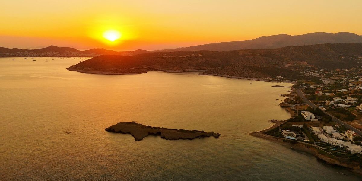 Οριστικοί πίνακες για τον Κοινωνικό Τουρισμό 2026 της ΔΥΠΑ με φόντο ελληνική παραλία.