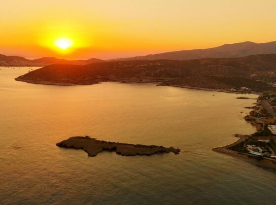 Οριστικοί πίνακες για τον Κοινωνικό Τουρισμό 2026 της ΔΥΠΑ με φόντο ελληνική παραλία.