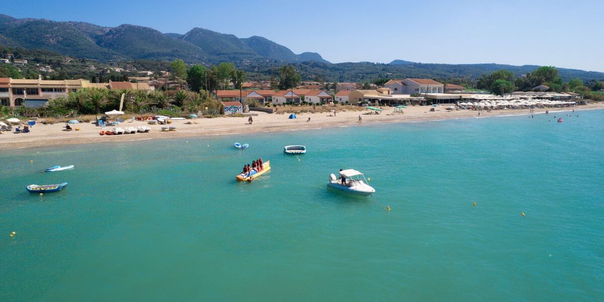 Οικογένειες σε ελληνική παραλία για το πρόγραμμα Τουρισμός για Όλους 2026