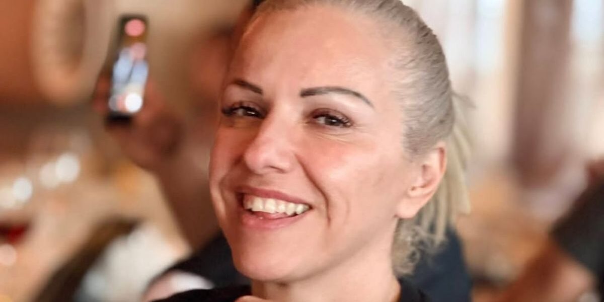 Μια όμορφη, χαμογελαστή γυναίκα η Μίνα Γκεζέπη που παλεύει με τη Σκλήρυνση κατά Πλάκας