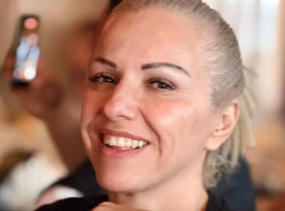 Μια όμορφη, χαμογελαστή γυναίκα η Μίνα Γκεζέπη που παλεύει με τη Σκλήρυνση κατά Πλάκας