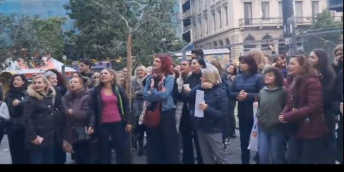 Στιγμιότυπο από πορεία και συγκέντρωση διαμαρτυρίας εργαζομένων με πανό στο κέντρο της Αθήνας.