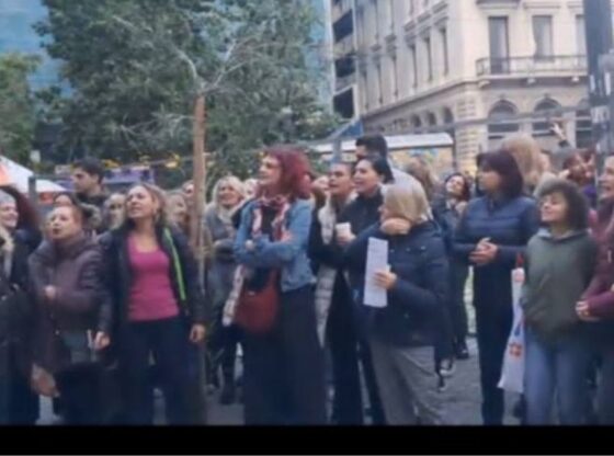 Στιγμιότυπο από πορεία και συγκέντρωση διαμαρτυρίας εργαζομένων με πανό στο κέντρο της Αθήνας.