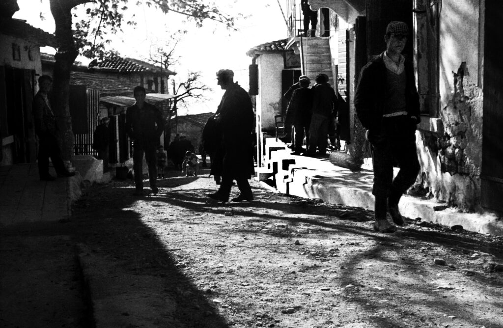 Ιστορική φωτογραφία του Fritz Berger από το χωριό Άγιος Πέτρος Λευκάδας τη δεκαετία του 1960, για το ντοκιμαντέρ Στα ίχνη των στιγμών