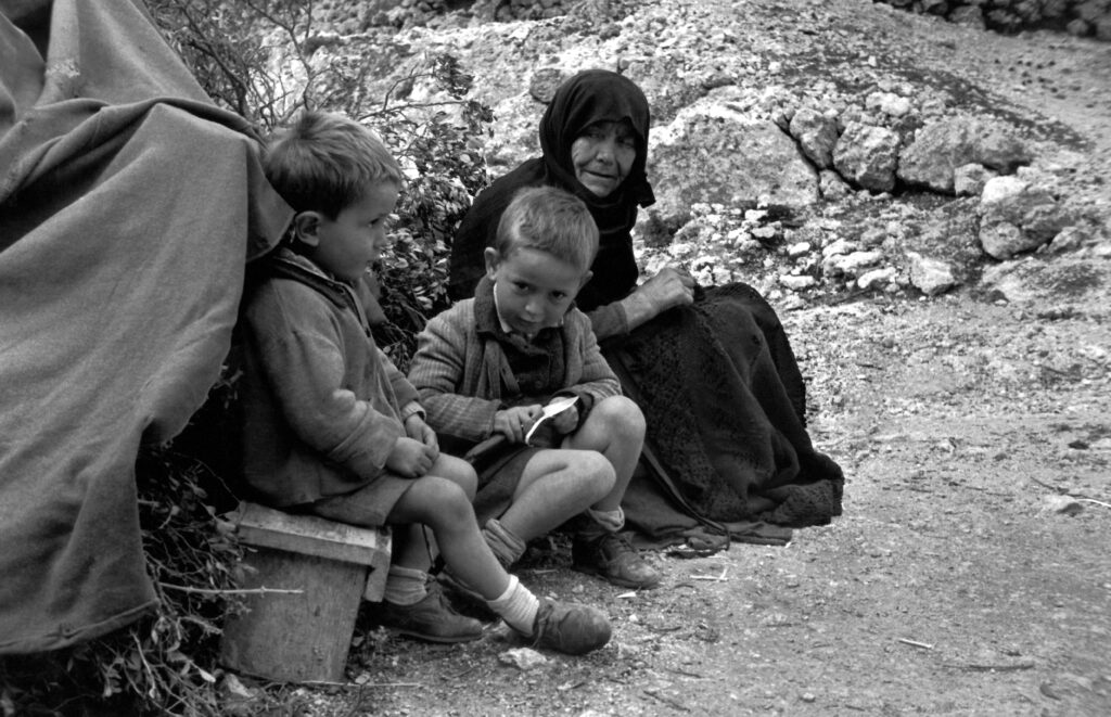 Ιστορικό στιγμιότυπο με παιδιά και ηλικιωμένη γυναίκα στη Λευκάδα από το αρχείο του Fritz Berger για το ντοκιμαντέρ Στα ίχνη των στιγμών.