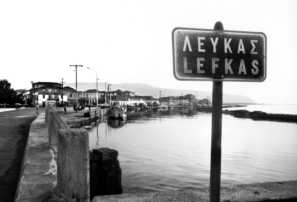 Ιστορική λήψη της πόλης της Λευκάδας τη δεκαετία του 1960 από το αρχείο του Fritz Berger για το ντοκιμαντέρ Στα ίχνη των στιγμών.