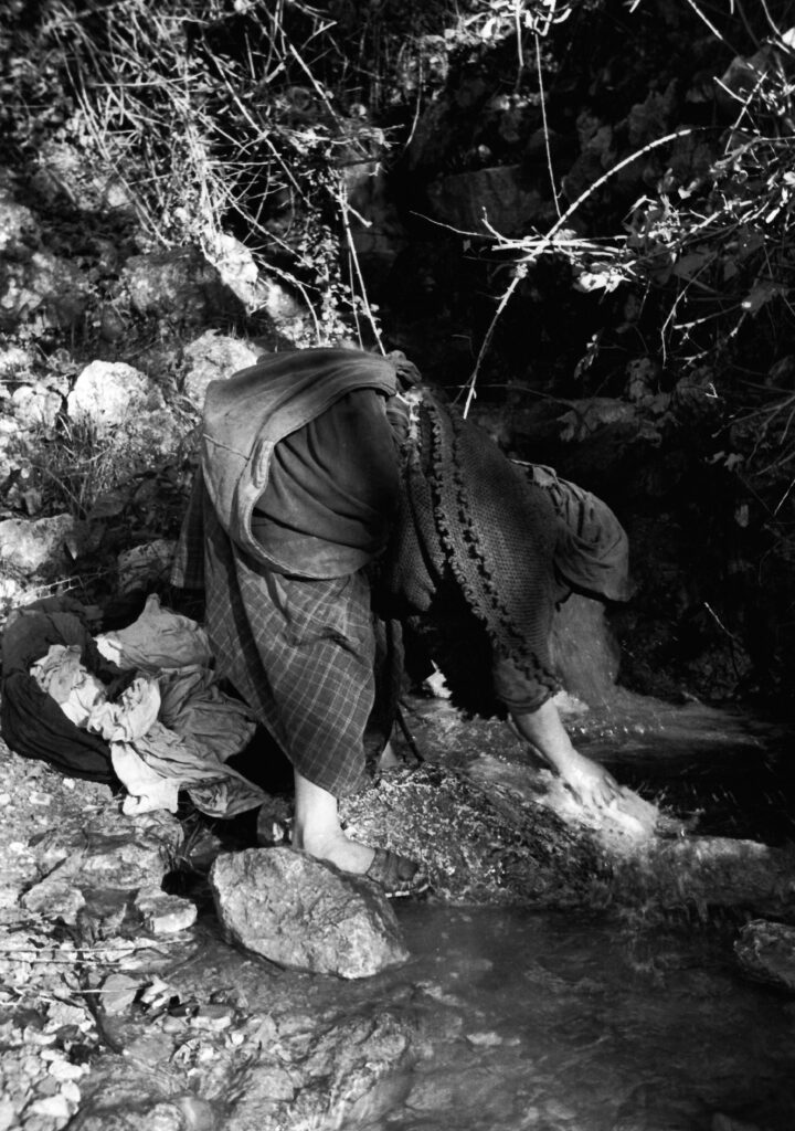 Παραδοσιακό πλύσιμο ρούχων σε ποτάμι στη Λευκάδα από το αρχείο του Fritz Berger για το ντοκιμαντέρ Στα ίχνη των στιγμών.