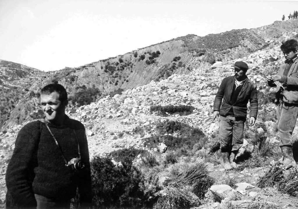 Ο Ελβετός φωτογράφος Fritz Berger με κατοίκους στη Λευκάδα τη δεκαετία του 1960, από το υλικό για το ντοκιμαντέρ Στα ίχνη των στιγμών.