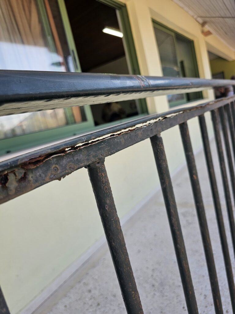 Σκουριασμένα κάγκελα και αποκολλημένα μάρμαρα στο μπαλκόνι του Δημοτικού Σχολείου Βασιλικής.