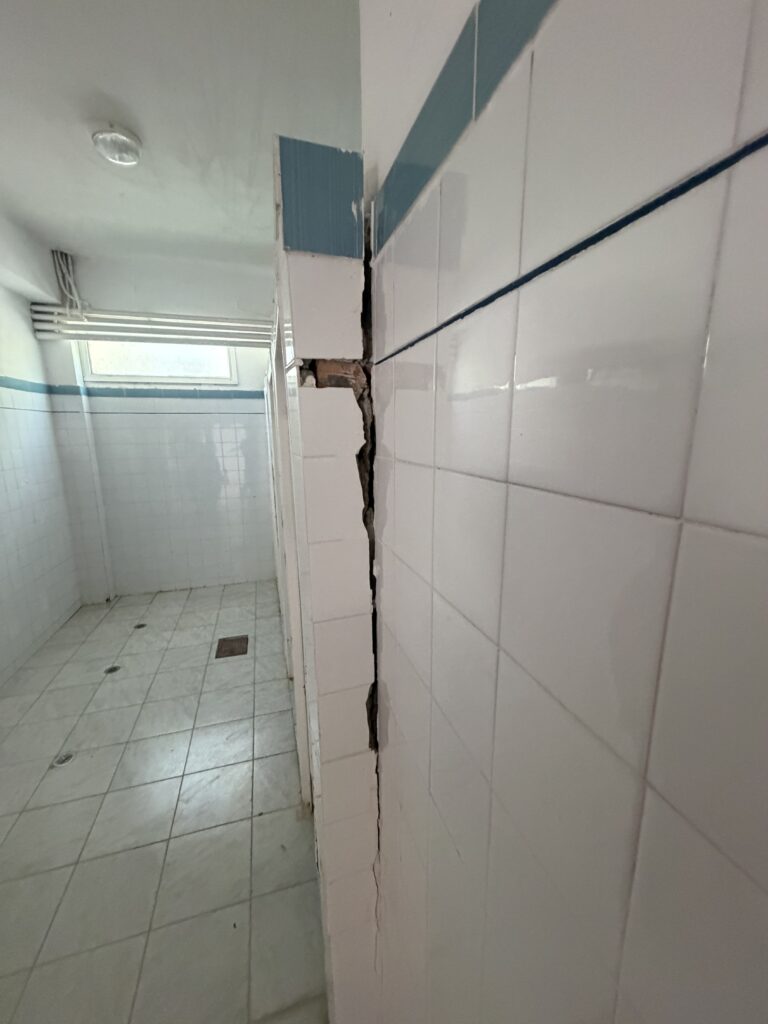 Βαθιά κατακόρυφη ρωγμή και αποκόλληση τοίχου στις τουαλέτες του Γυμνασίου Νυδρίου.