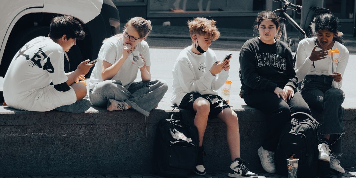 ​Έφηβος που χρησιμοποιεί smartphone με εστίαση στα social media για ανηλίκους