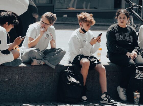 Έφηβος που χρησιμοποιεί smartphone με εστίαση στα social media για ανηλίκους