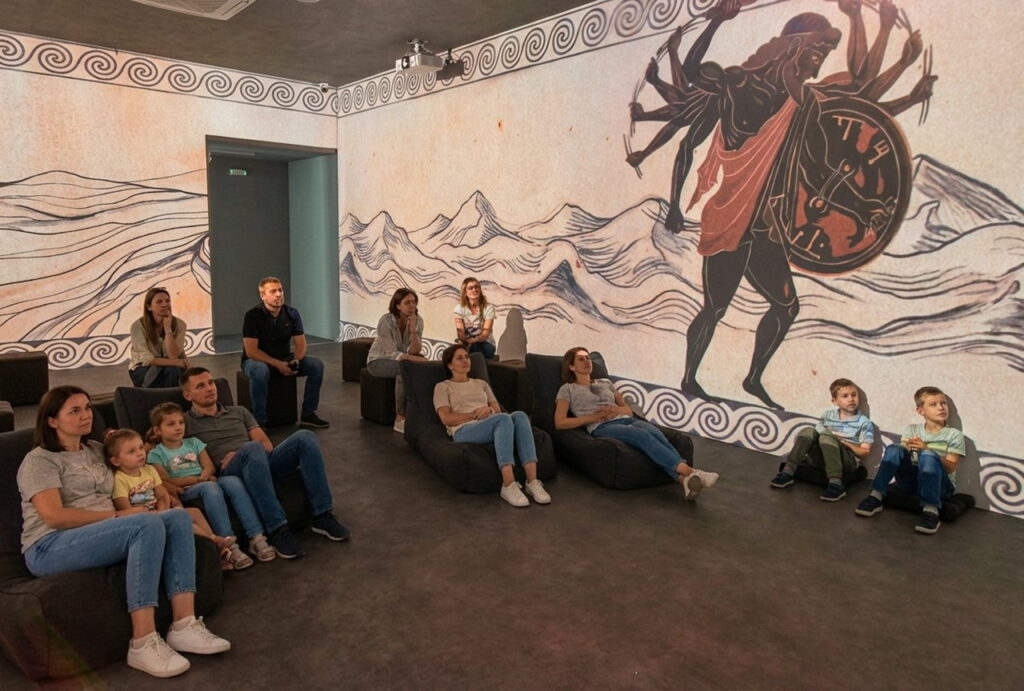 Οικογένειες στην αίθουσα: η μυθολογία των Μετεώρων ζωντανεύει γύρω από τους επισκέπτες